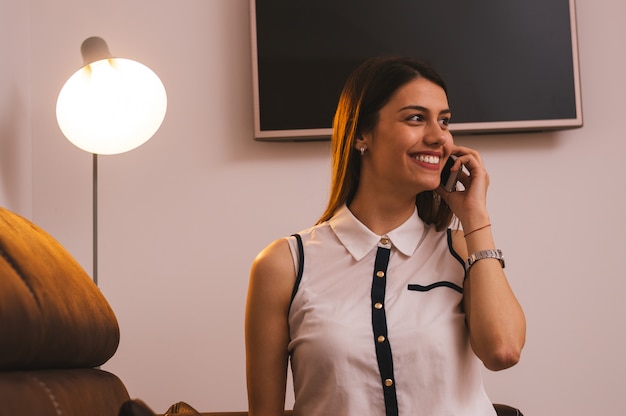 Jeune fille souriante avec mobile