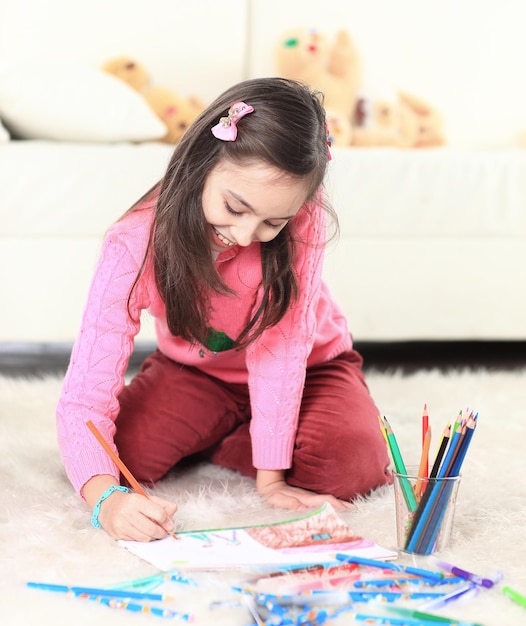 Jeune fille souriante peint avec des crayons photo avec espace de copie