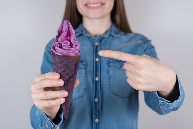 Jeune fille souriante pointant sur la glace avec l'index