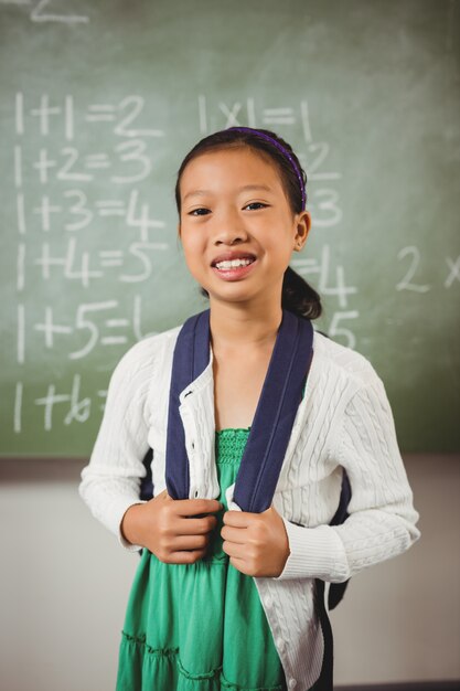 Jeune fille souriante regardant la caméra