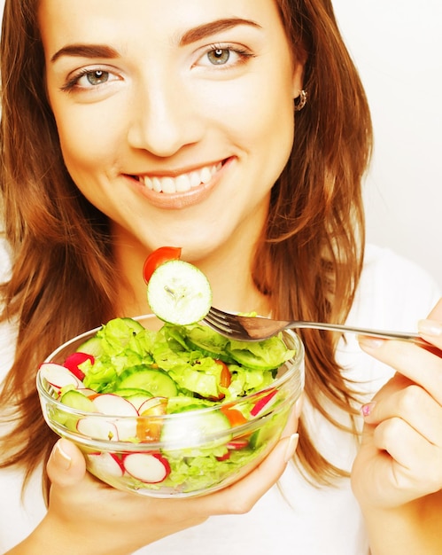 Photo jeune fille souriante avec une salade