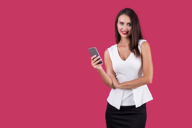 Jeune fille souriante avec son téléphone portable