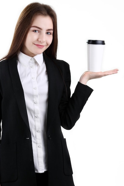 Jeune fille souriante tenant une tasse de café sur fond blanc