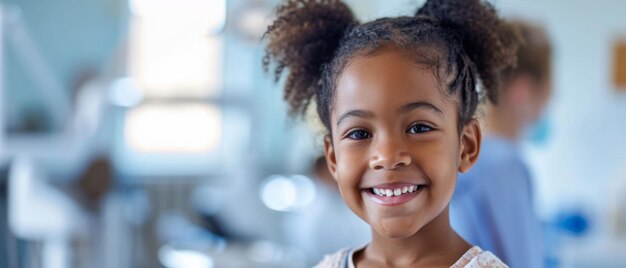 Une jeune fille sourit joyeusement dans un cabinet dentaire qui promeut la santé buccale