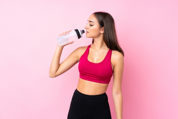 Jeune fille sportive avec une bouteille d'eau de sport