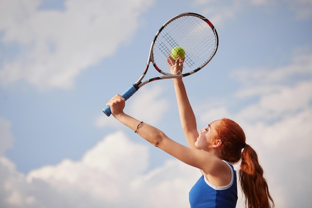jeune fille sportive jouant au tennis entraînement actif de loisirs au tennis