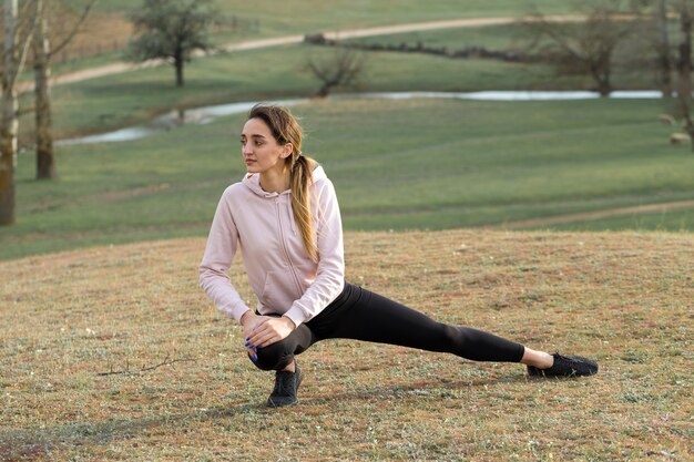 Une jeune fille sportive mince en tenue de sport effectue une série d'exercices Fitness et mode de vie sain