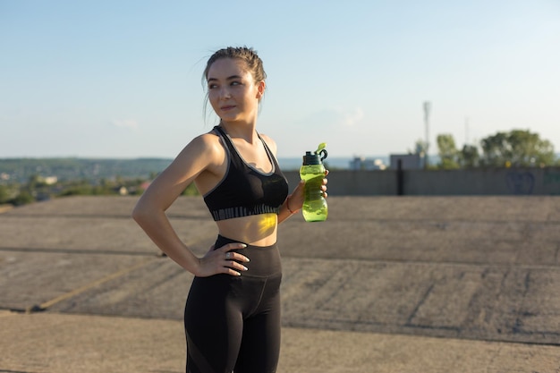 Une jeune fille sportive mince en tenue de sport exécute une série d'exercices Fitness et mode de vie sain