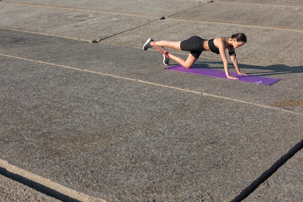 Une jeune fille sportive mince en tenue de sport exécute une série d'exercices Fitness et mode de vie sain