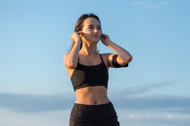 Une jeune fille sportive mince en tenue de sport exécute une série d'exercices Fitness et mode de vie sain