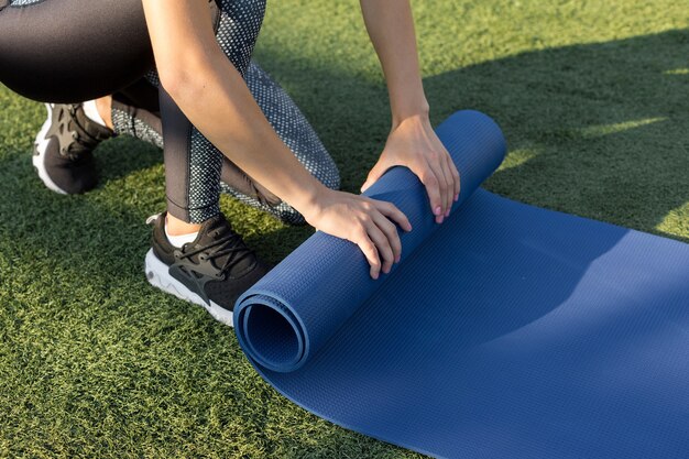 Une jeune fille sportive mince en tenue de sport avec des imprimés en peau de serpent effectue une série d'exercices. Remise en forme et mode de vie sain.