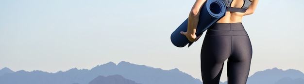 Une jeune fille sportive mince en tenue de sport avec des imprimés en peau de serpent effectue une série d'exercices. Remise en forme et mode de vie sain.