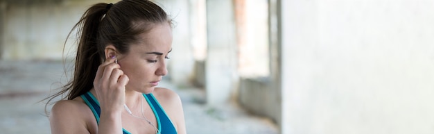 Photo une jeune fille sportive mince en tenue de sport avec des imprimés en peau de serpent effectue une série d'exercices