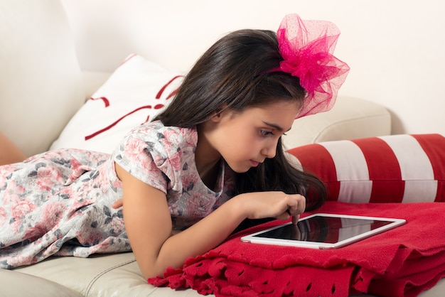 Jeune fille surfer sur internet sur une tablette