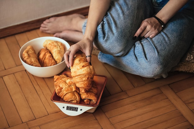 jeune fille surveille les calories et le poids