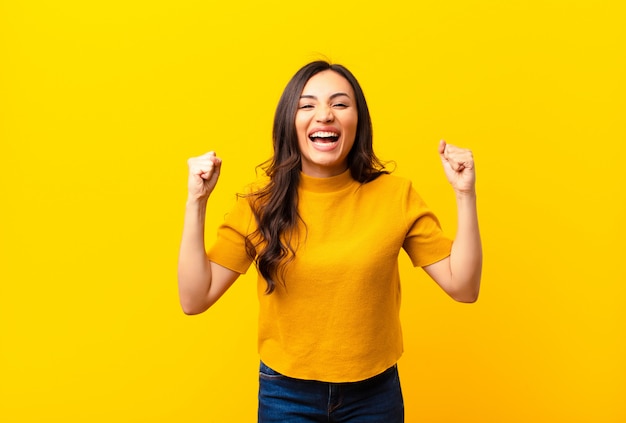 jeune fille en T-shirt coloré se sentant surprise et fière