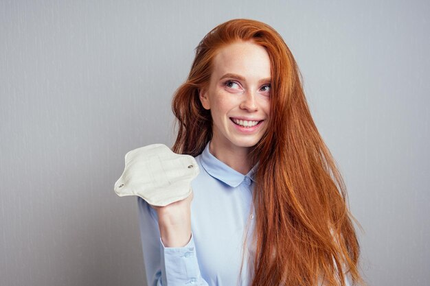 jeune fille avec des tampons écologiques sur fond gris