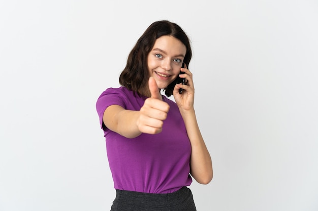 Jeune fille avec téléphone sur blanc isolé