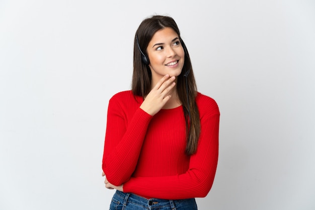 Jeune fille de télévendeur brésilien isolée