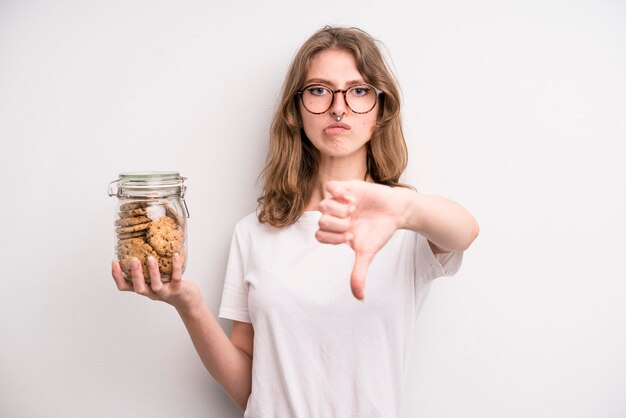 Jeune fille tenant une bouteille de biscuits faits maison