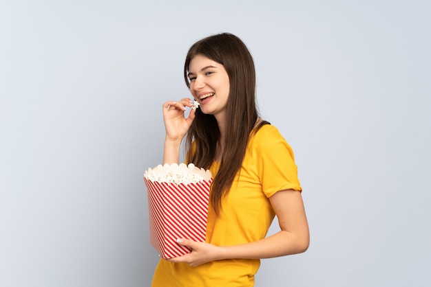 Jeune fille tenant un grand seau de pop-corn