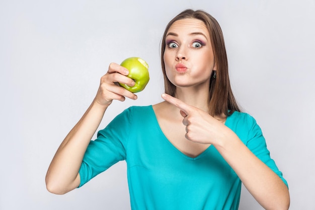 Jeune fille tenant une pomme verte