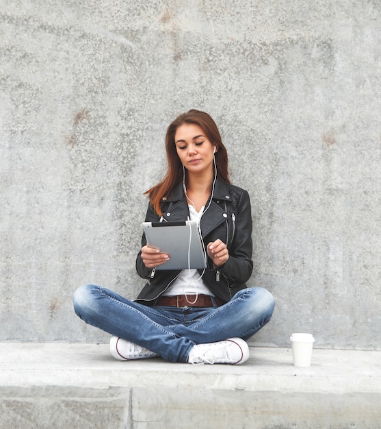 Une jeune fille tenant une tablette dans les mains