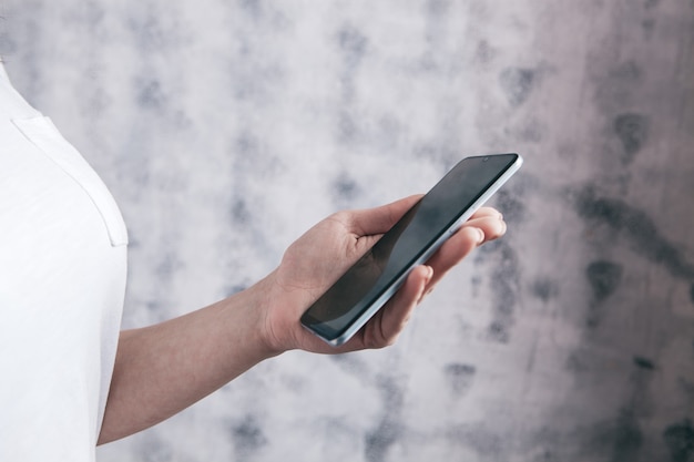 Une jeune fille tenant un téléphone dans ses mains