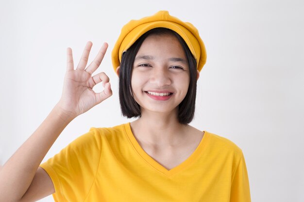 Jeune fille tenir des livres sur fond blanc