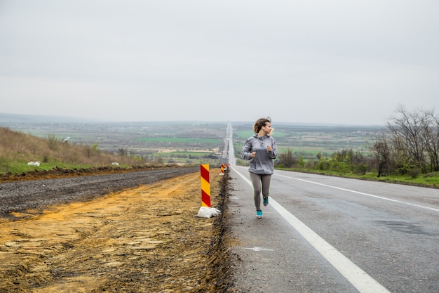 la jeune fille en tenue de sport sur la route