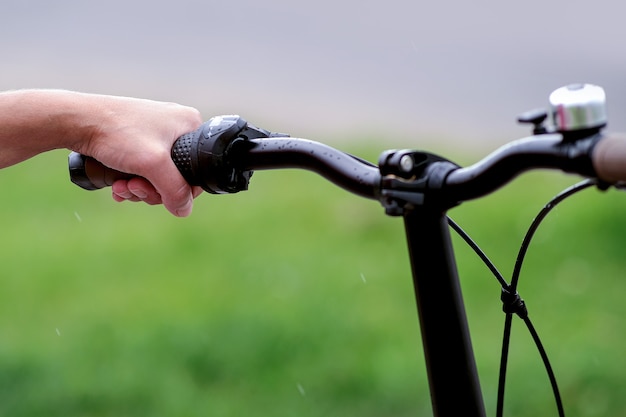 La jeune fille tient le guidon du vélo