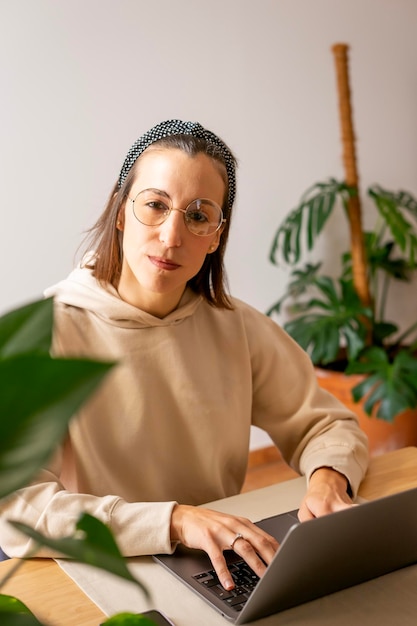 jeune fille travaillant à la maison Portrait d'une jeune fille