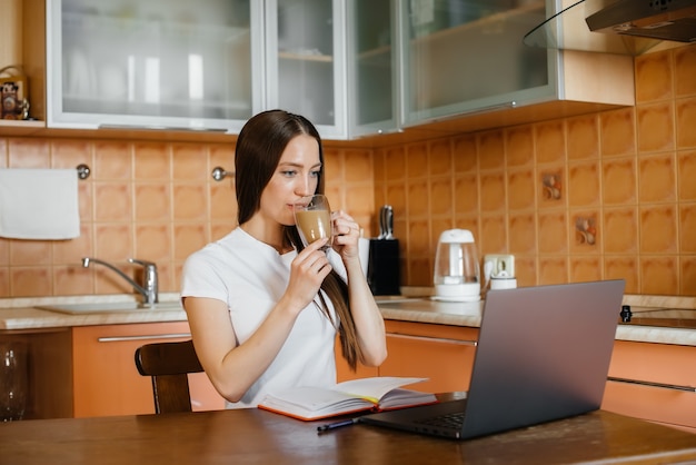 Une jeune fille travaille à domicile sur un site éloigné. Apprentissage à distance