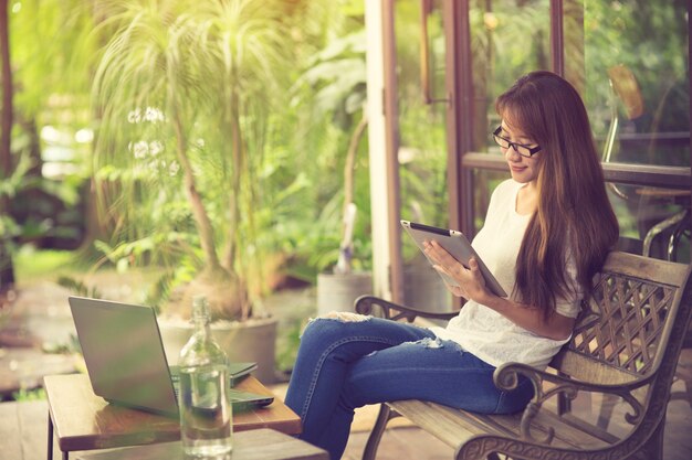 Jeune fille travaille sur la tablette sur internet et va au train