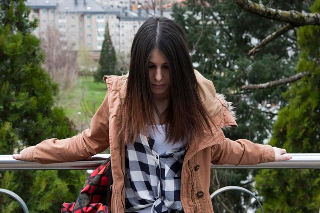 Photo une jeune fille troublée.