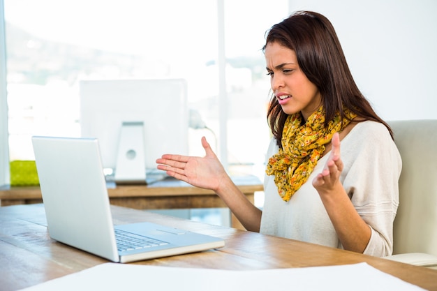 Jeune fille utilise son ordinateur dans un bureau