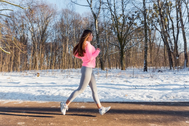 Jeune fille va faire du sport à winter park.