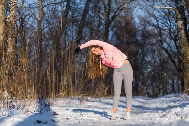 Jeune fille va faire du sport à winter park.