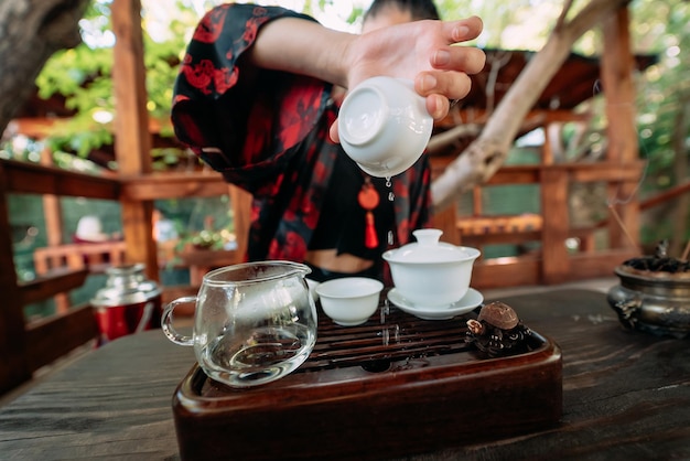 Jeune fille versant de l'eau de tasse libre