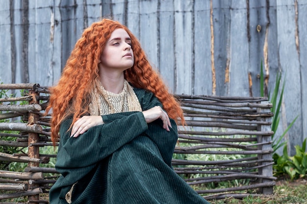 Jeune fille en vêtements de style antique dans la nature