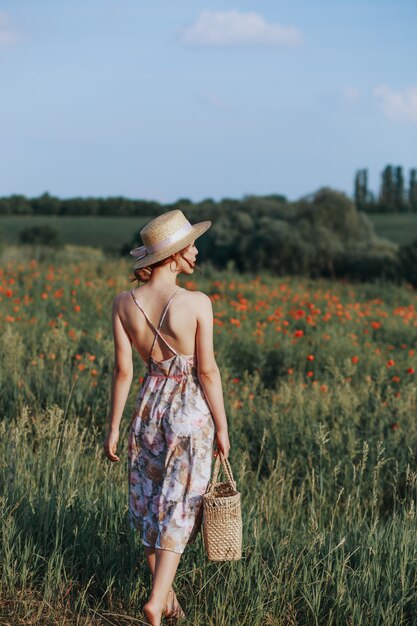 Jeune fille vintage portant un chapeau tout en regardant le paysage