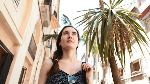 Une jeune fille voyage en Espagne dans le contexte du drapeau