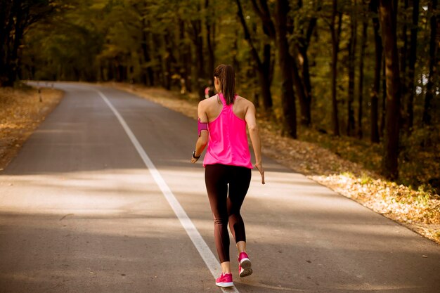 Jeune, fitness, femme, courant, forêt, piste