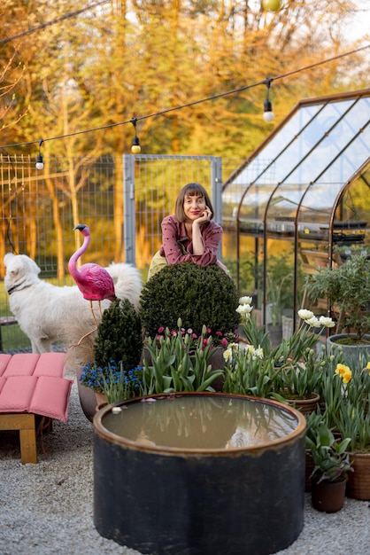 Jeune fleuriste dans un beau jardin