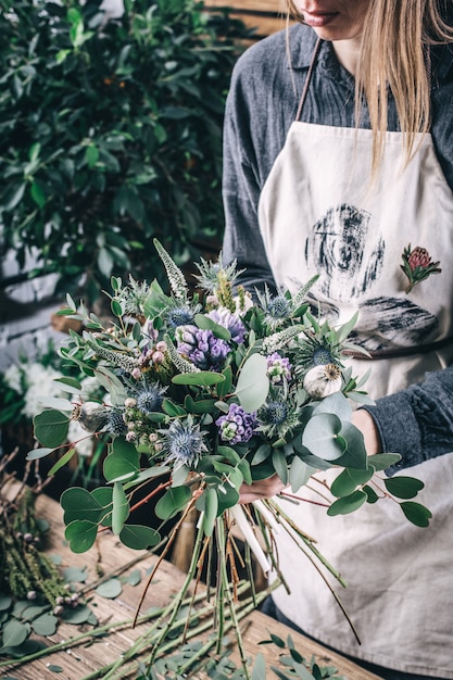 Jeune, fleuriste, femme, confection, beauté, bouquet