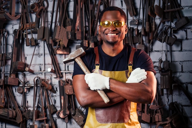 jeune forgeron afro au travail