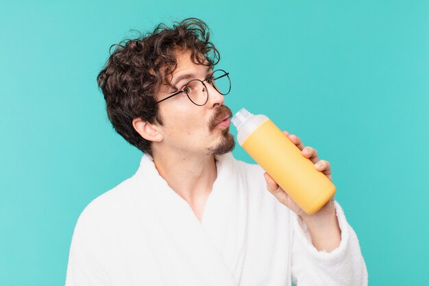 Jeune fou avec un thermo de café