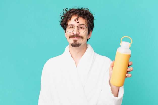 Jeune fou avec un thermo de café