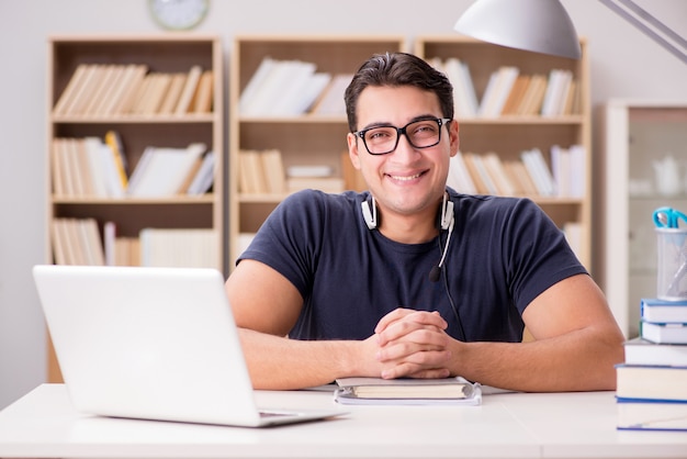 Jeune freelance a travaillé sur ordinateur