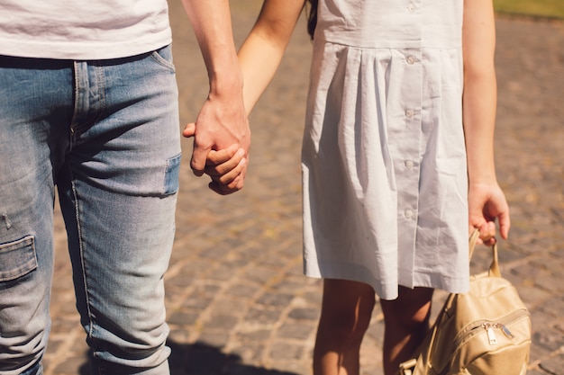 Jeune frère et sœur heureux pendant la marche